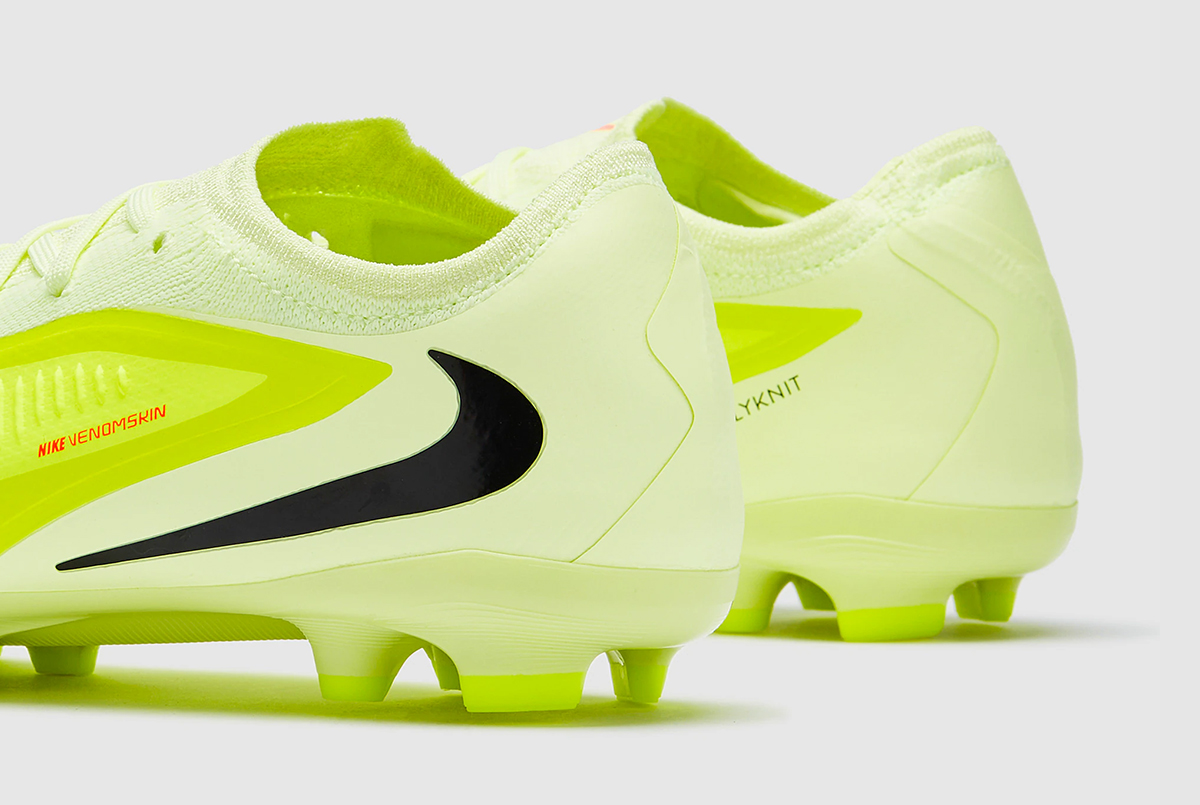 Детские футбольные бутсы Nike